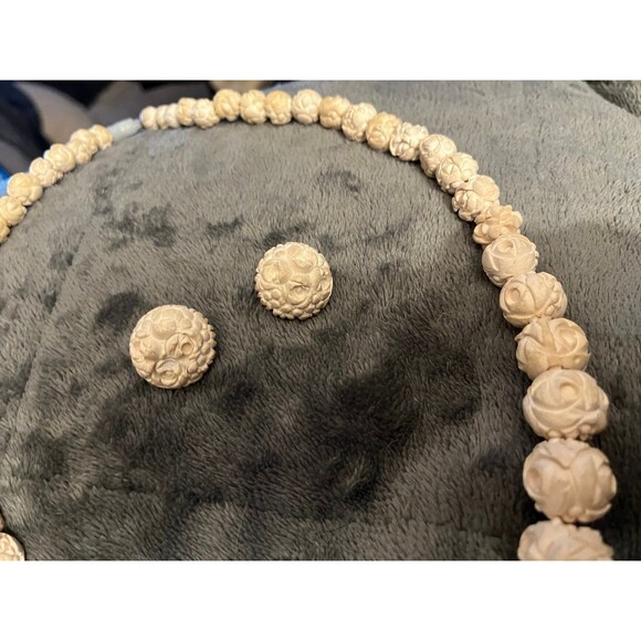 Vintage 1940’s- 50’s Hand carved Necklace & Earrings Cream color - Picture 11 of 11